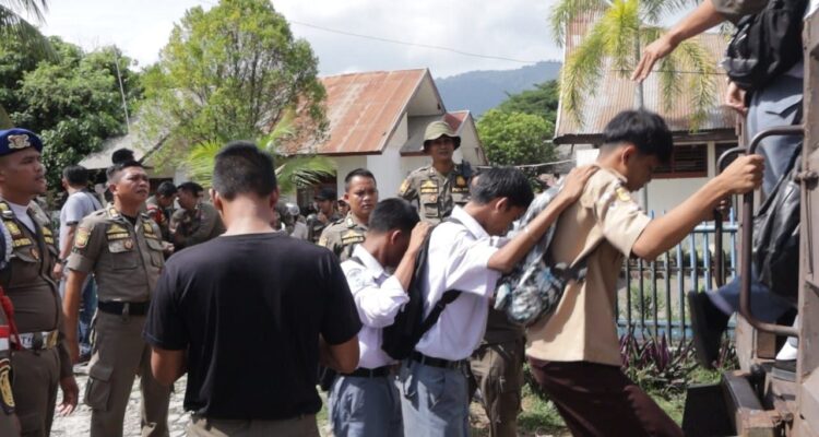 membolos-hingga-batas-kota,-10-pelajar-di-padang-diangkut-satpol-pp-dari-panorama-ladang-padi