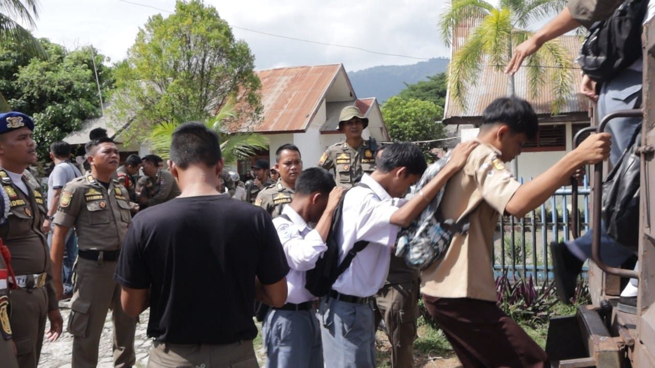 membolos-hingga-batas-kota,-10-pelajar-di-padang-diangkut-satpol-pp-dari-panorama-ladang-padi