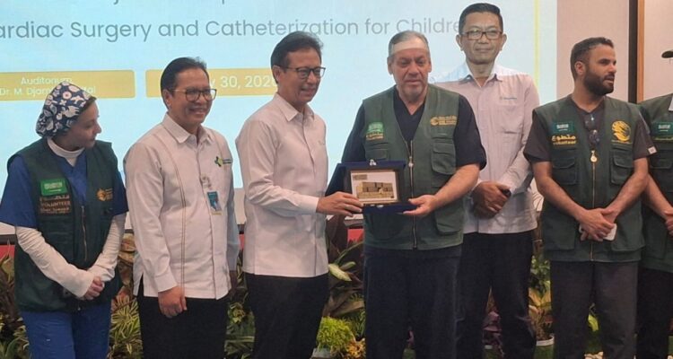 gandeng-arab-saudi,-menkes-dorong-rs-m.-djamil-padang-jadi-pusat-rujukan-bedah-jantung-anak-di-sumatera