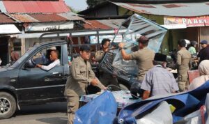 jaga-ketertiban-kota,-satpol-pp-padang-tertibkan-pkl-dan-bangunan-di-atas-fasilitas-umum jaga-ketertiban-kota,-satpol-pp-padang-tertibkan-pkl-dan-bangunan-di-atas-fasilitas-umum