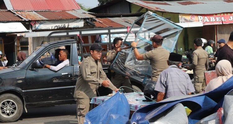 jaga-ketertiban-kota,-satpol-pp-padang-tertibkan-pkl-dan-bangunan-di-atas-fasilitas-umum