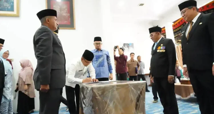 bupati-eka-putra-lantik-13-pejabat-baru-untuk-perkuat-birokrasi-tanah-datar