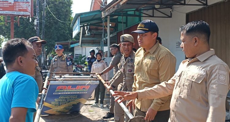sikat-pelanggar-fasum,-satpol-pp-padang-tertibkan-bangunan-berkanopi-hingga-pengepul-di-badan-jalan