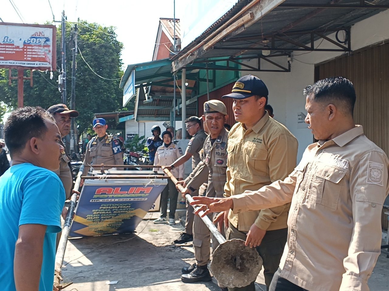 sikat-pelanggar-fasum,-satpol-pp-padang-tertibkan-bangunan-berkanopi-hingga-pengepul-di-badan-jalan