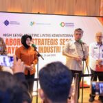 Menaker saat menjadi narasumber pada High Level Meeting (HLM) Lintas Kementerian bertema "Kolaborasi SE 2026, Fondasi Daya Saing Industri Masa Depan" yang diselenggarakan Badan Pusat Statistik (BPS) RI di Bekasi, Jawa Barat, Selasa (21/7/2026).