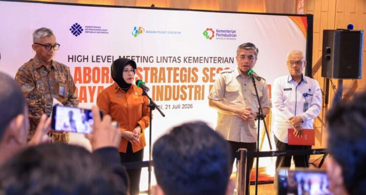 Menaker saat menjadi narasumber pada High Level Meeting (HLM) Lintas Kementerian bertema "Kolaborasi SE 2026, Fondasi Daya Saing Industri Masa Depan" yang diselenggarakan Badan Pusat Statistik (BPS) RI di Bekasi, Jawa Barat, Selasa (21/7/2026).
