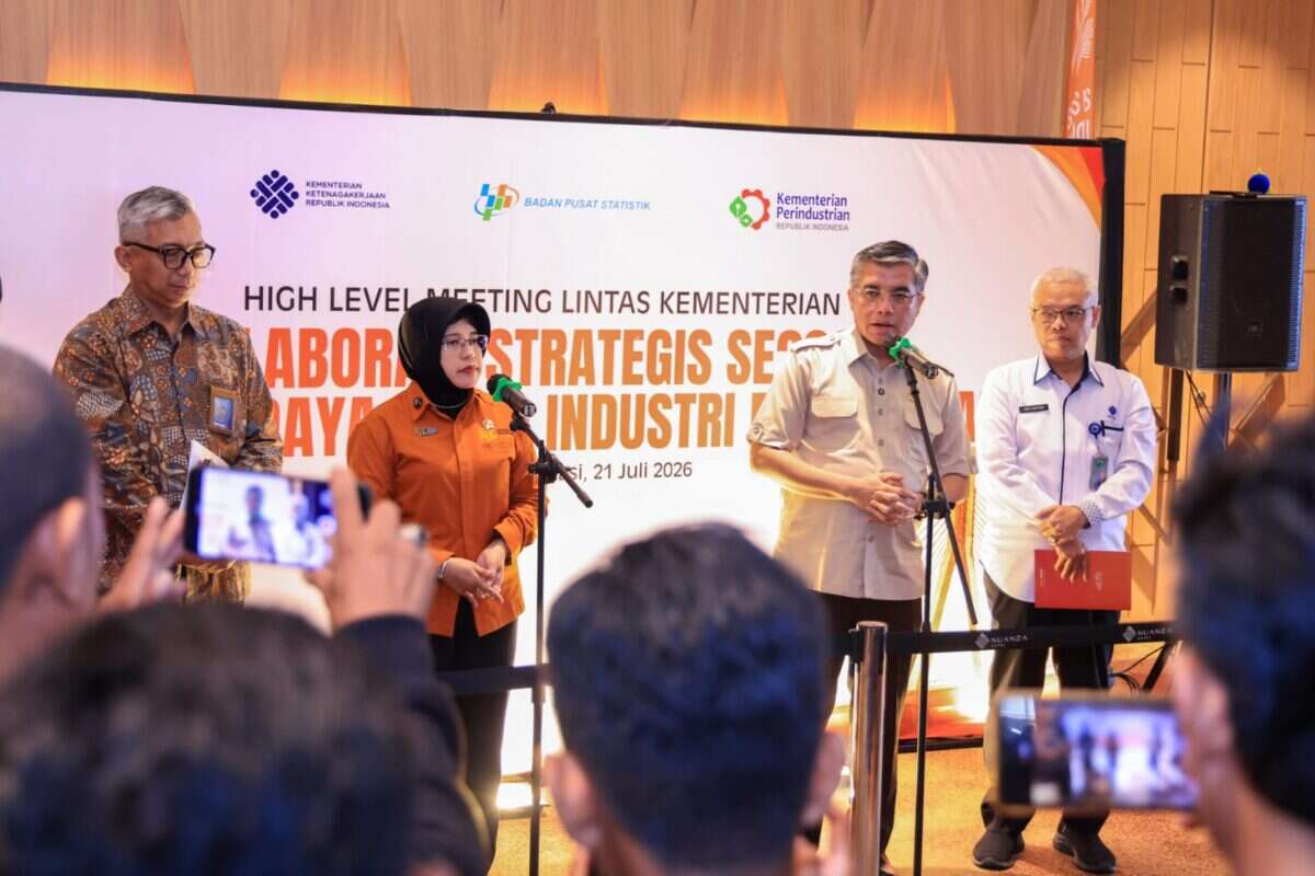 Menaker saat menjadi narasumber pada High Level Meeting (HLM) Lintas Kementerian bertema "Kolaborasi SE 2026, Fondasi Daya Saing Industri Masa Depan" yang diselenggarakan Badan Pusat Statistik (BPS) RI di Bekasi, Jawa Barat, Selasa (21/7/2026).