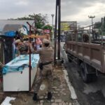 satpol-pp-padang-tertibkan-lapak-pkl-di-trotoar-pasar-alai:-berjualan-boleh,-langgar-fasum-jangan!