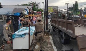 satpol-pp-padang-tertibkan-lapak-pkl-di-trotoar-pasar-alai:-berjualan-boleh,-langgar-fasum-jangan!