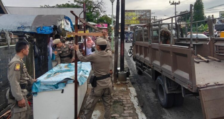 satpol-pp-padang-tertibkan-lapak-pkl-di-trotoar-pasar-alai:-berjualan-boleh,-langgar-fasum-jangan!