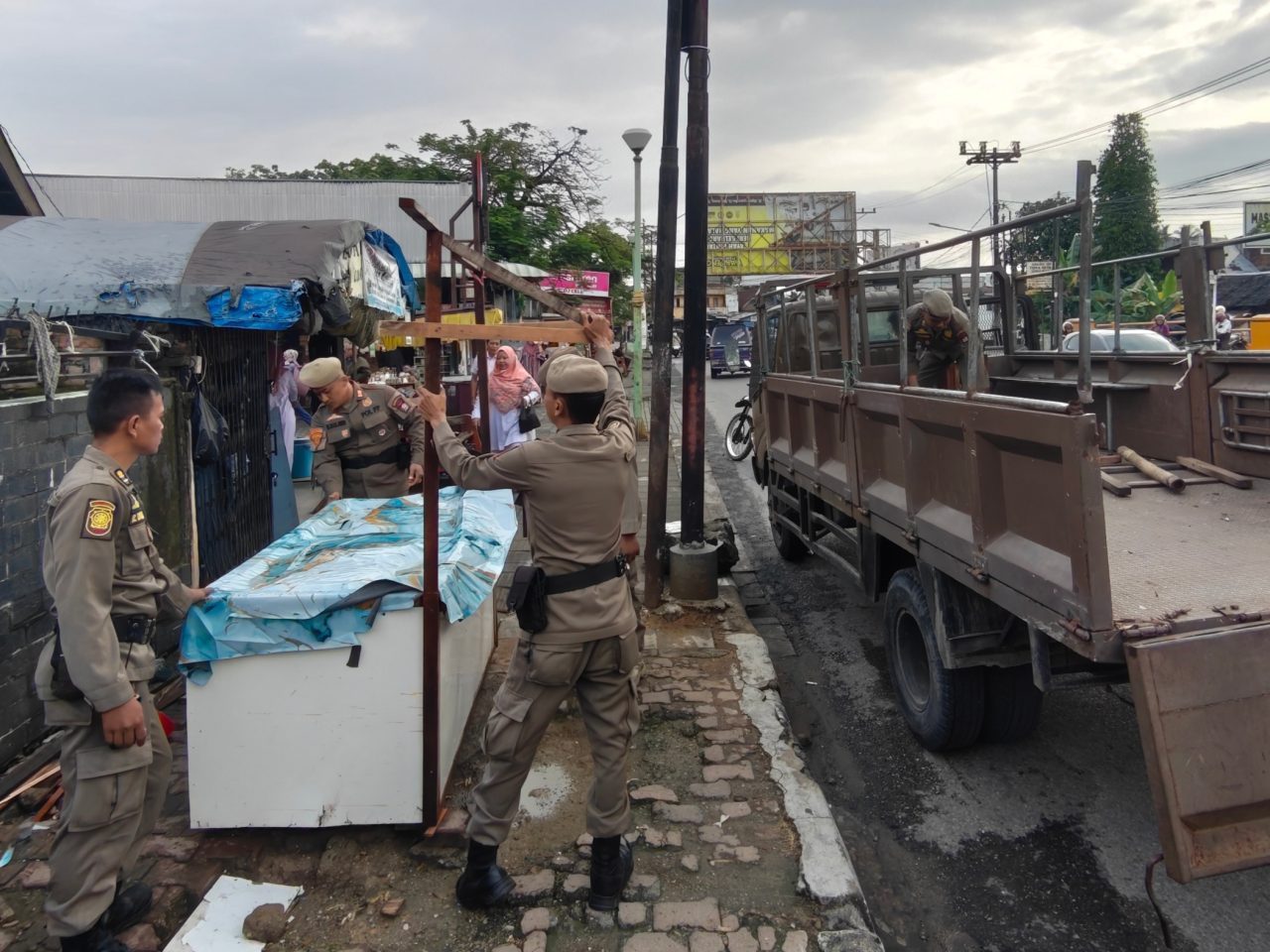 satpol-pp-padang-tertibkan-lapak-pkl-di-trotoar-pasar-alai:-berjualan-boleh,-langgar-fasum-jangan!