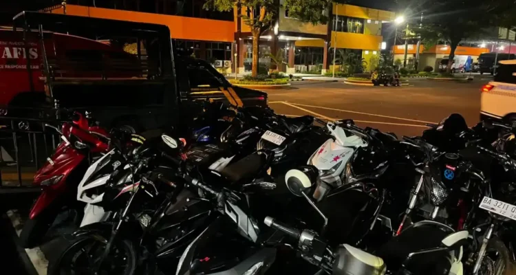 polresta-padang-sita-18-sepeda-motor-berknalpot-brong-saat-patroli