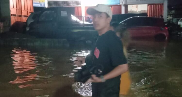 banjir-setinggi-pinggang-kembali-rendam-maransi,-warga-minta-pemko-padang-hadir-dengan-solusi-nyata