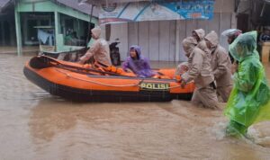 polresta-padang-kerahkan-personel-evakuasi-warga-yang-terjebak-banjir-di-sejumlah-kecamatan