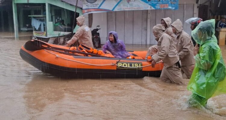 polresta-padang-kerahkan-personel-evakuasi-warga-yang-terjebak-banjir-di-sejumlah-kecamatan