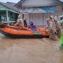 polresta-padang-kerahkan-personel-evakuasi-warga-yang-terjebak-banjir-di-sejumlah-kecamatan