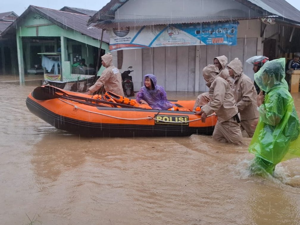 polresta-padang-kerahkan-personel-evakuasi-warga-yang-terjebak-banjir-di-sejumlah-kecamatan