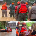 gerak-cepat-personel-satbrimob-polda-sumbar-bantu-evakuasi-warga-yang-terjebak-banjir-di-padang