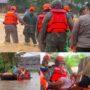 gerak-cepat-personel-satbrimob-polda-sumbar-bantu-evakuasi-warga-yang-terjebak-banjir-di-padang