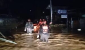 tim-sar-gabungan-berhasil-evakuasi-lima-warga-terjebak-banjir-di-aie-pacah-padang