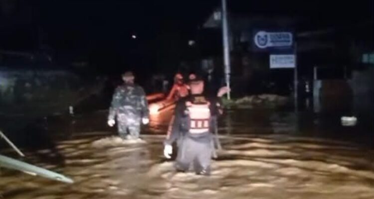 tim-sar-gabungan-berhasil-evakuasi-lima-warga-terjebak-banjir-di-aie-pacah-padang