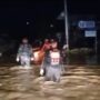 tim-sar-gabungan-berhasil-evakuasi-lima-warga-terjebak-banjir-di-aie-pacah-padang