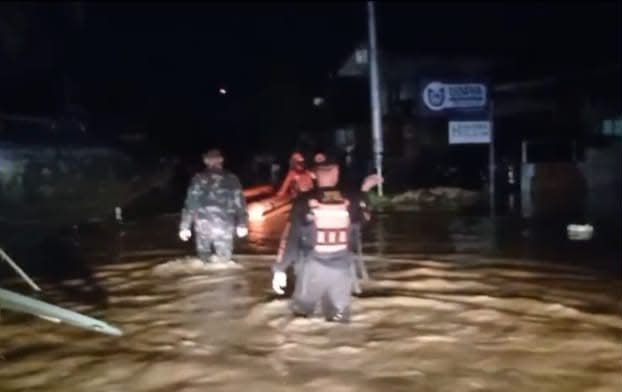 tim-sar-gabungan-berhasil-evakuasi-lima-warga-terjebak-banjir-di-aie-pacah-padang
