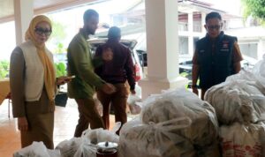 pemko-padang-bergerak-cepat-salurkan-bantuan-logistik-dan-ribuan-makanan-bagi-korban-banjir