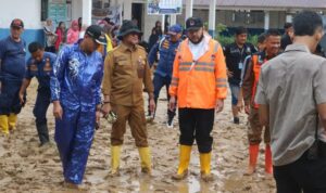 wali-kota-padang-targetkan-pembersihan-92-sekolah-terdampak-banjir-rampung-dalam-2-hari