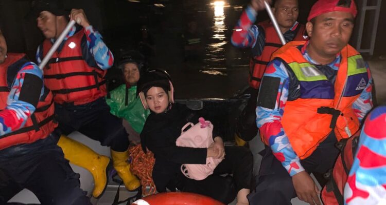 tangani-banjir-di-15-titik,-wali-kota-fadly-amran-kerahkan-sekda-dan-seluruh-kepala-opd-turunkan-tim-evakuasi