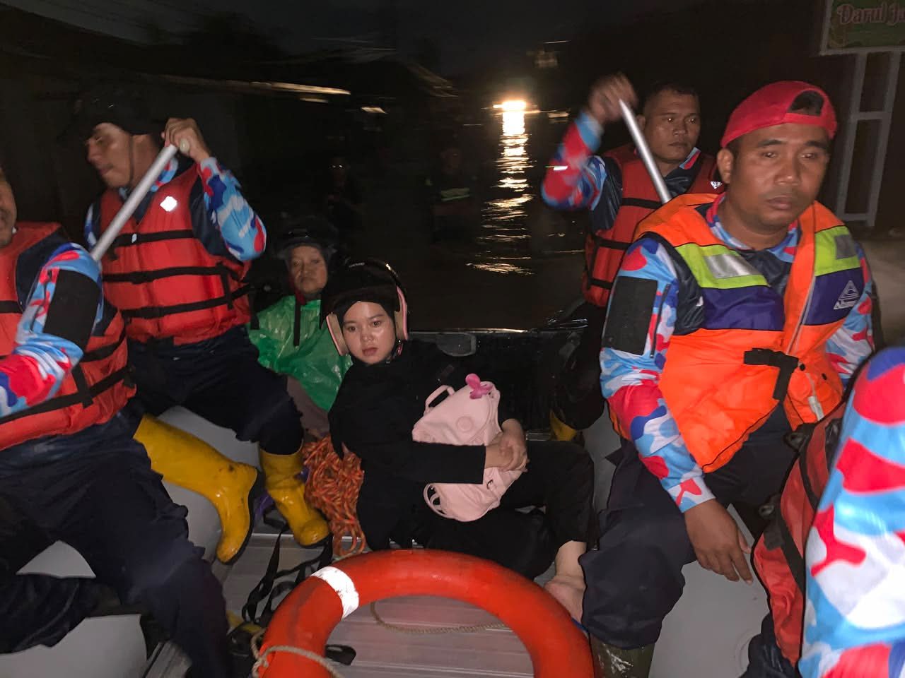 tangani-banjir-di-15-titik,-wali-kota-fadly-amran-kerahkan-sekda-dan-seluruh-kepala-opd-turunkan-tim-evakuasi
