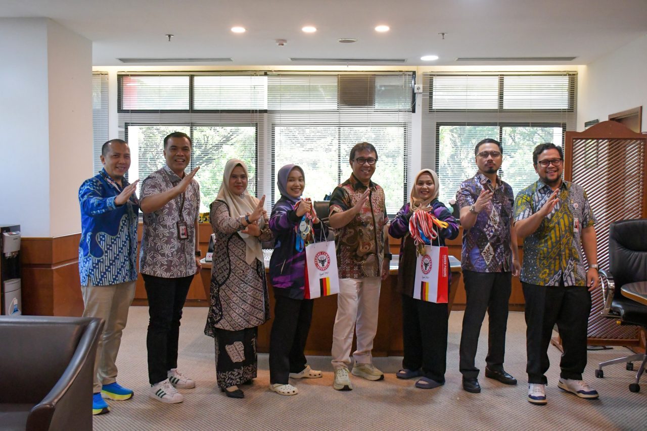 dilepas-dirut-pt-semen-padang,-dua-srikandi-silat-sumbar-resmi-bawa-misi-indonesia-ke-vietnam