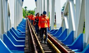 pastikan-jalur-aman,-manajemen-kai-divre-ii-sumbar-inspeksi-langsung-prasarana-kereta-api