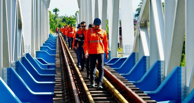 pastikan-jalur-aman,-manajemen-kai-divre-ii-sumbar-inspeksi-langsung-prasarana-kereta-api