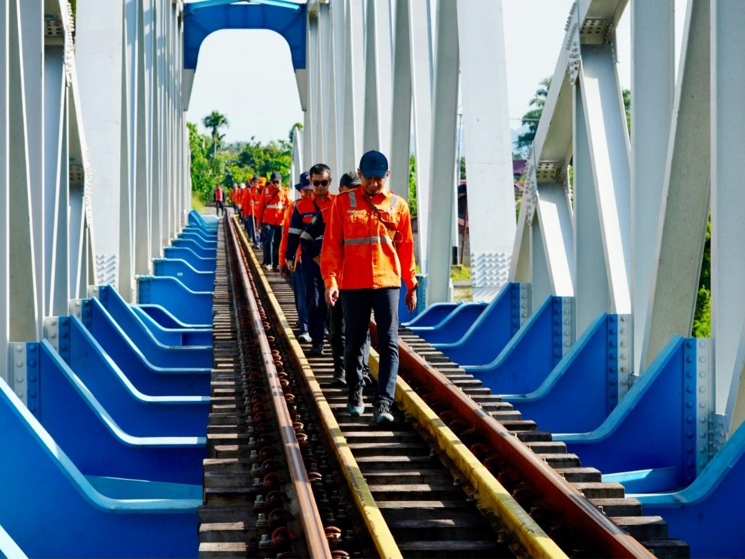 pastikan-jalur-aman,-manajemen-kai-divre-ii-sumbar-inspeksi-langsung-prasarana-kereta-api
