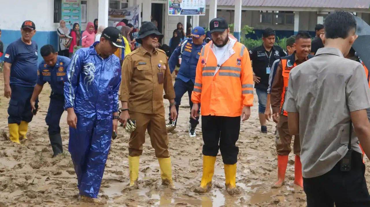 tinjau-smpn-41,-wali-kota-padang-pastikan-pemulihan-sekolah-terdampak-banjir-dikebut