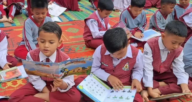 perpusda-padang-panjang-tingkatkan-minat-baca-siswa-lewat-perpustakaan-keliling