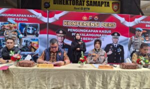 polda-sumbar-sikat-penimbun-bbm-bersubsidi:-12,5-ton-bio-solar-disita,-7-orang-jadi-tersangka