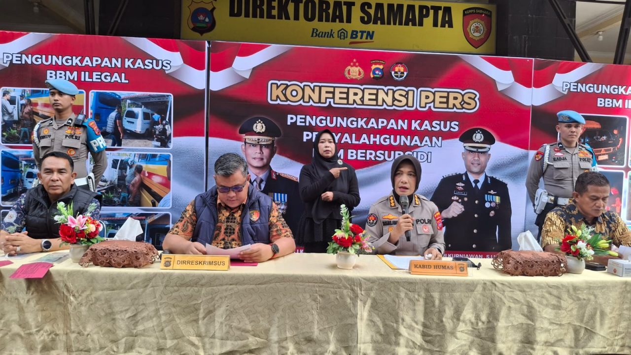 polda-sumbar-sikat-penimbun-bbm-bersubsidi:-12,5-ton-bio-solar-disita,-7-orang-jadi-tersangka