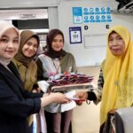sambut-hjk-padang-ke-357,-kai-divre-ii-sumbar-gelar-sapa-pelanggan-dan-bagi-bagi-cokelat-di-stasiun.