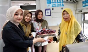sambut-hjk-padang-ke-357,-kai-divre-ii-sumbar-gelar-sapa-pelanggan-dan-bagi-bagi-cokelat-di-stasiun.