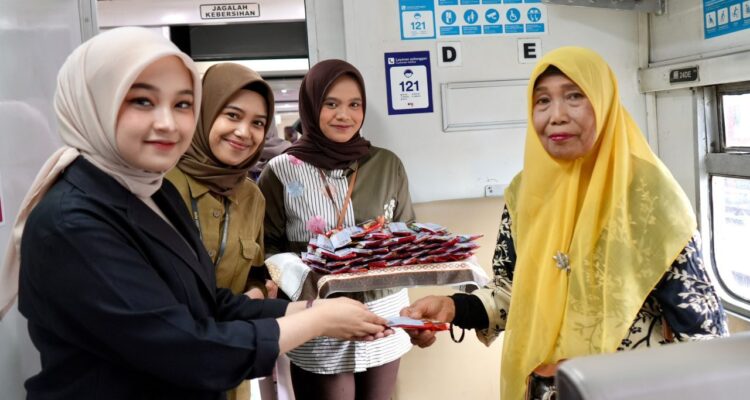 sambut-hjk-padang-ke-357,-kai-divre-ii-sumbar-gelar-sapa-pelanggan-dan-bagi-bagi-cokelat-di-stasiun.
