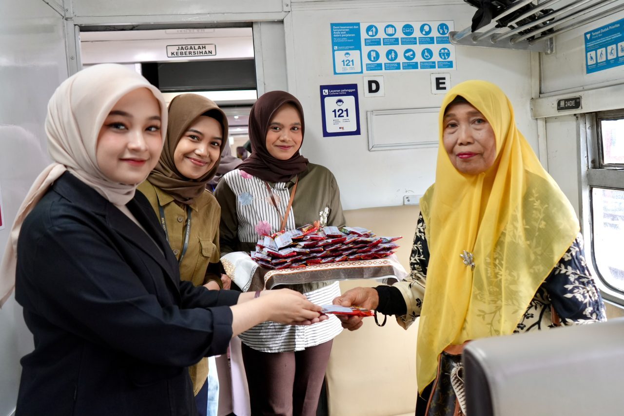 sambut-hjk-padang-ke-357,-kai-divre-ii-sumbar-gelar-sapa-pelanggan-dan-bagi-bagi-cokelat-di-stasiun.