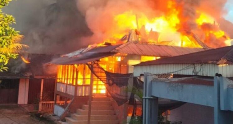 si-jago-merah-amuk-rumah-kayu-di-kuranji