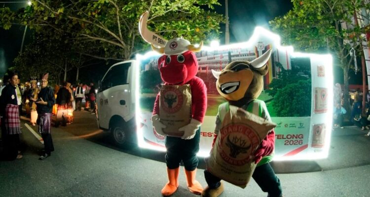 pt-semen-padang-ikut-meriahkan-festival-pawai-telong-telong-hjk-padang-ke-357