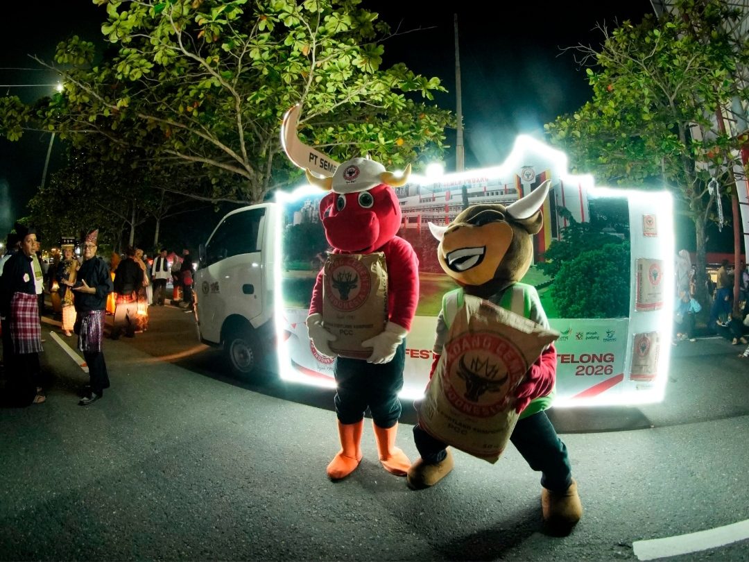 pt-semen-padang-ikut-meriahkan-festival-pawai-telong-telong-hjk-padang-ke-357