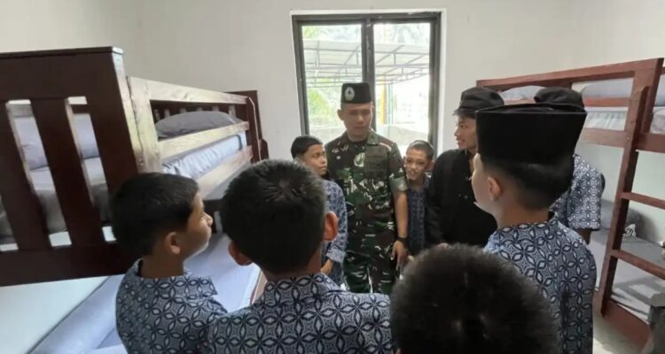 Danrem 032/WBR Brigjen TNI Aji Mimbarno meresmikan renovasi Panti Asuhan Darul Funun El-Abbasiyah di Limapuluh Kota.