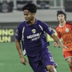 Polisi mengawal rombongan bus suporter The Jakmania meninggalkan Stadion BIS usai kericuhan pertandingan Persita vs Persija.