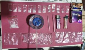 polsek-tanjung-gadang-ringkus-terduga-pengedar-sabu-di-sijunjung,-14-paket-barang-bukti-disita Polisi menunjukkan barang bukti 14 paket sabu dan peralatan isap hasil penangkapan tersangka di Sijunjung.