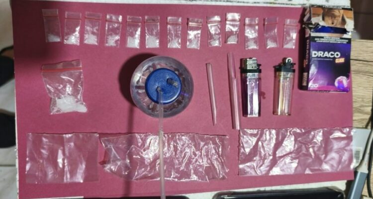 Polisi menunjukkan barang bukti 14 paket sabu dan peralatan isap hasil penangkapan tersangka di Sijunjung.